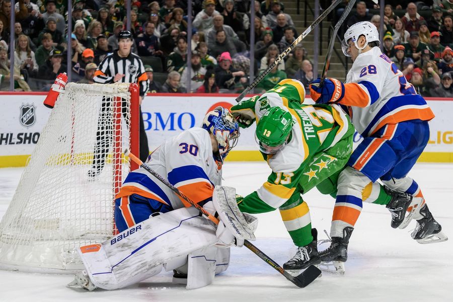 NHL: New York Islanders at Minnesota Wild