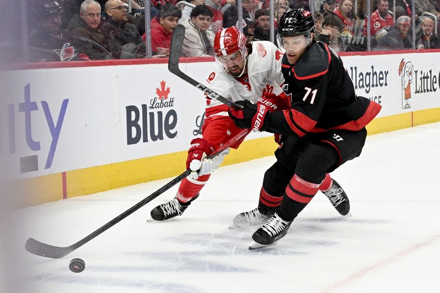NHL: Carolina Hurricanes at Detroit Red Wings