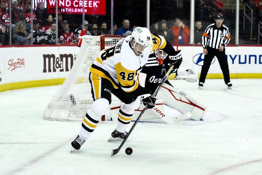 NHL: Pittsburgh Penguins at New Jersey Devils